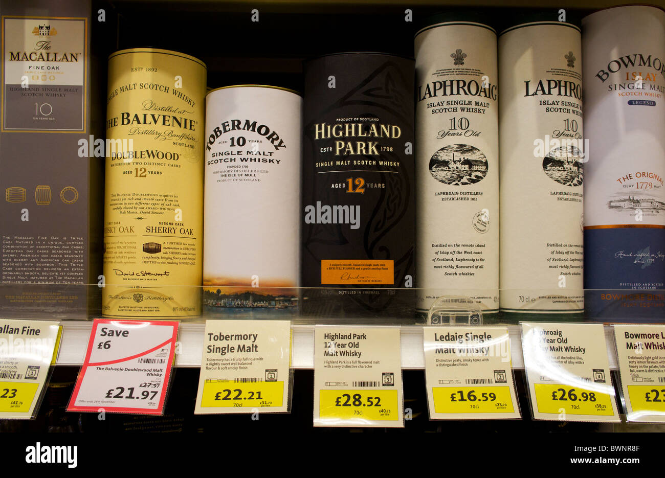 Tariffe di bottiglie di whisky di malto in un supermercato UK Foto Stock