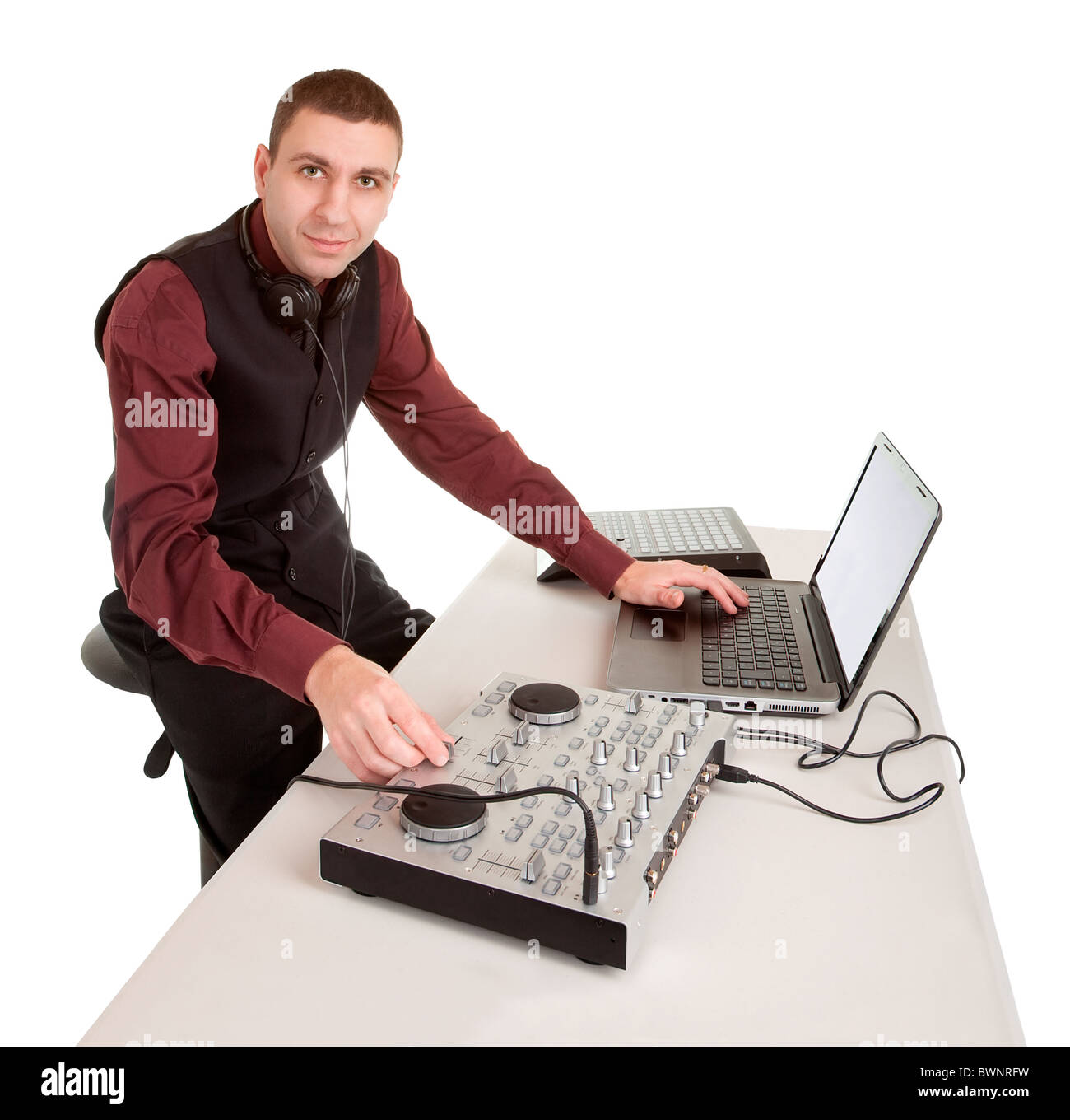 Un disc jockey guardando la telecamera isolata su bianco. Foto Stock