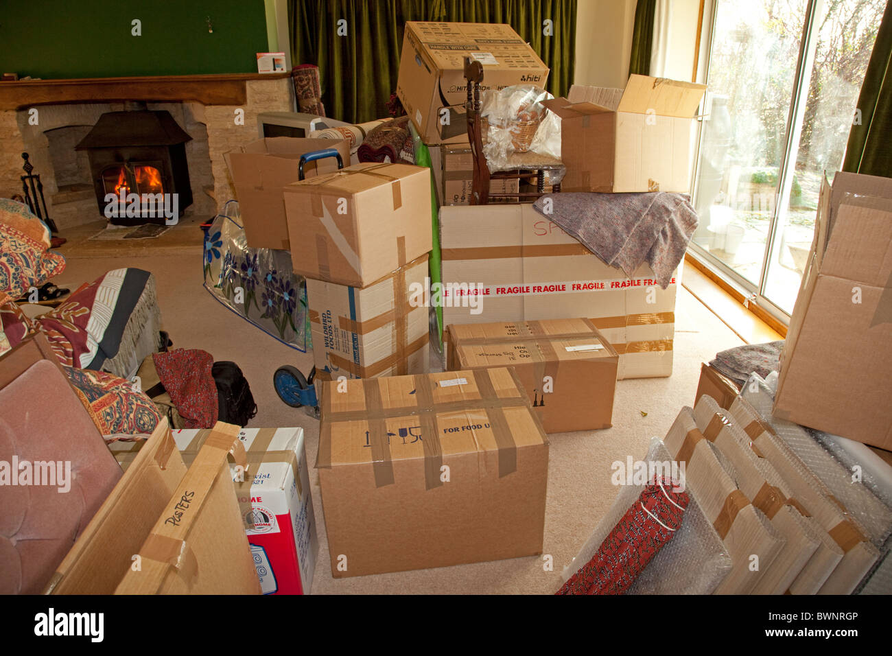 Pila di scatole di imballaggio in sala preparazione per lo spostamento di house REGNO UNITO Foto Stock