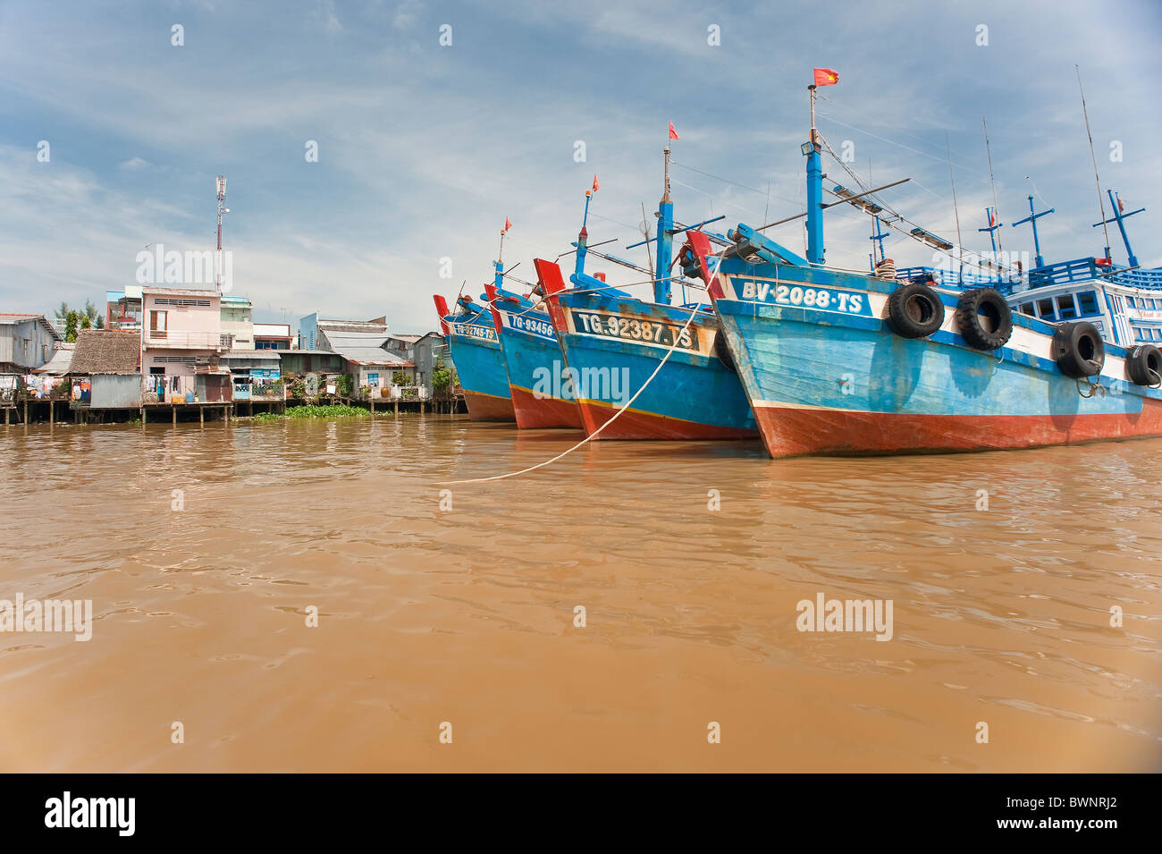 Barche colorate ancorata nel fiume Mekong al di fuori della città di Ho Chi Minh Vietnam Foto Stock