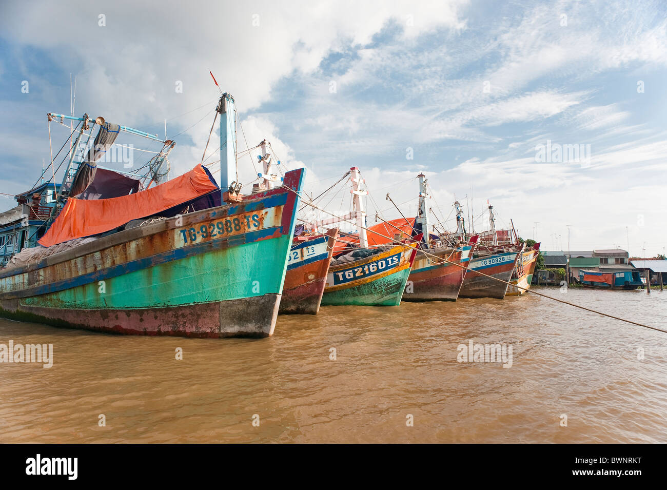 Barche colorate ancorata nel fiume Mekong al di fuori della città di Ho Chi Minh Vietnam Foto Stock