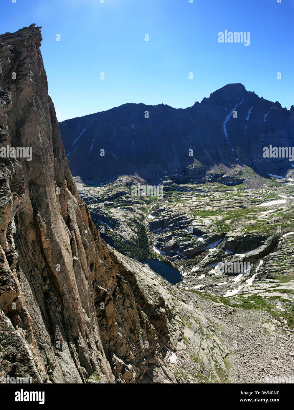 Scogliera sul lato di Arrowhead picco nel Parco Nazionale delle Montagne Rocciose Foto Stock