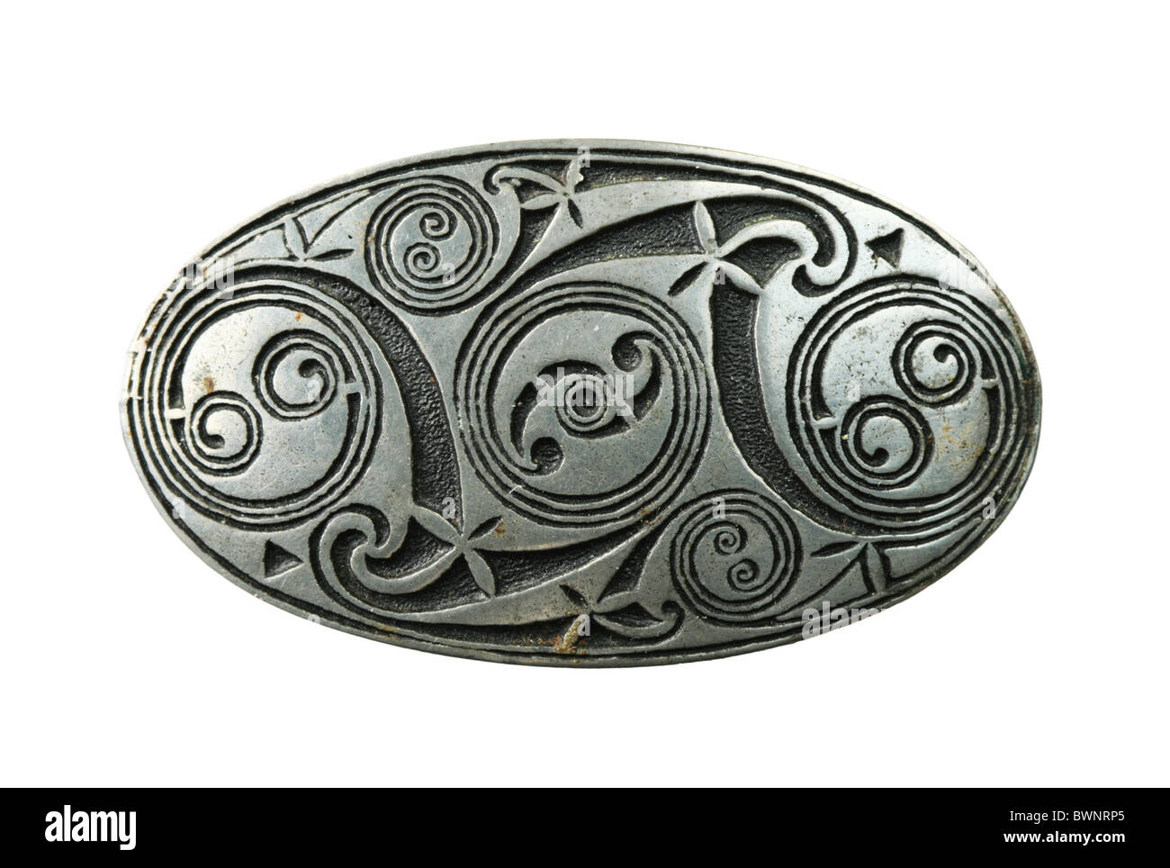 Peltro celtica spilla scudo isolato su sfondo bianco Foto Stock