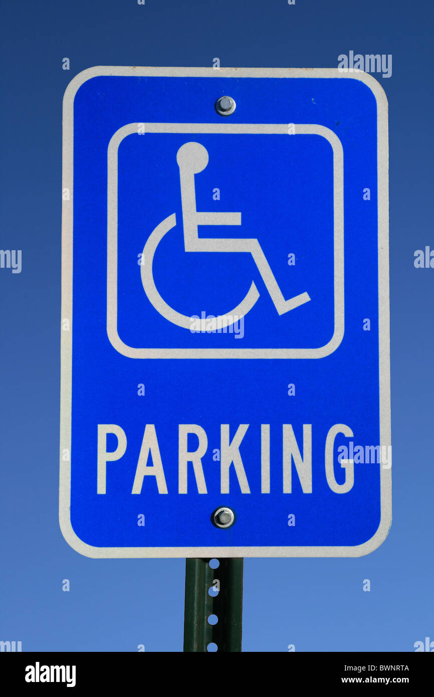 Parcheggio disabili segno con cielo blu sullo sfondo Foto Stock