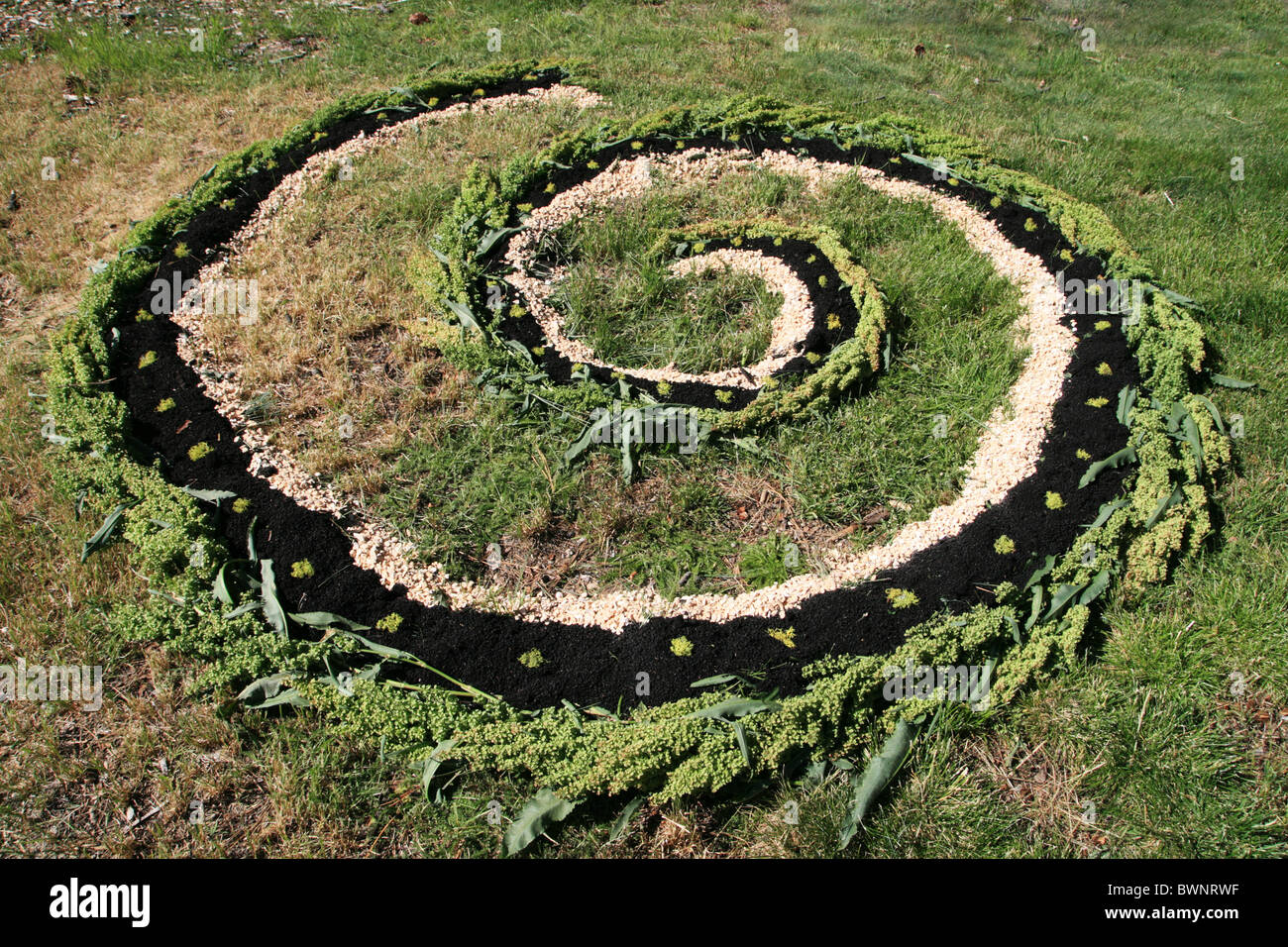 Decorazione a spirale naturale costituito da rocce e materiali organici Foto Stock