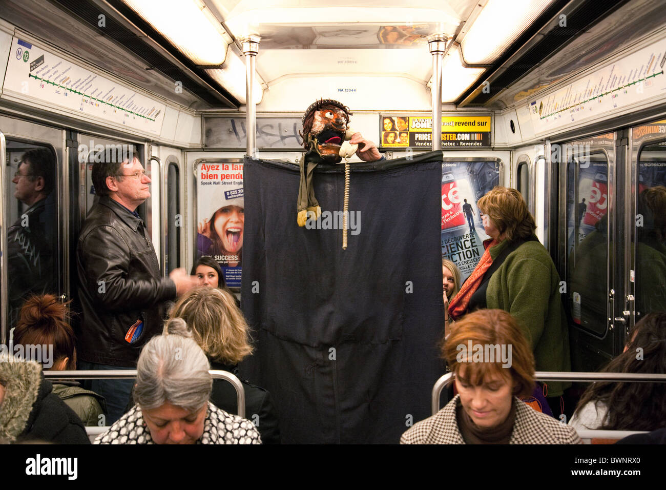 La gente sulla metropolitana di Parigi sono intrattenuti da uno spettacolo di marionette Francia Foto Stock