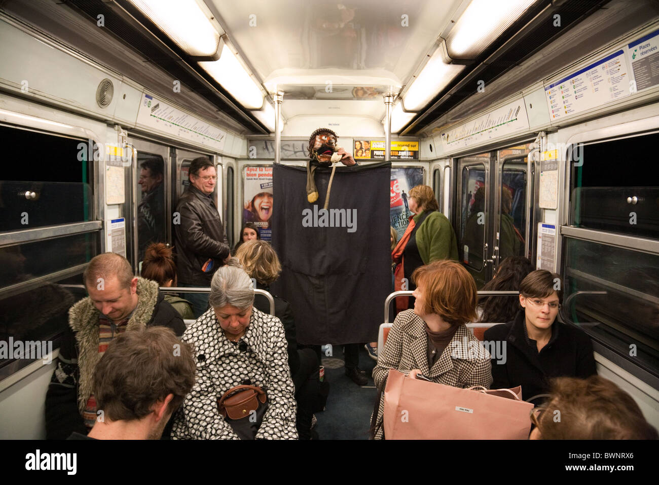 Viaggiatori sulla metropolitana di Parigi sono intrattenuti da uno spettacolo di marionette Foto Stock