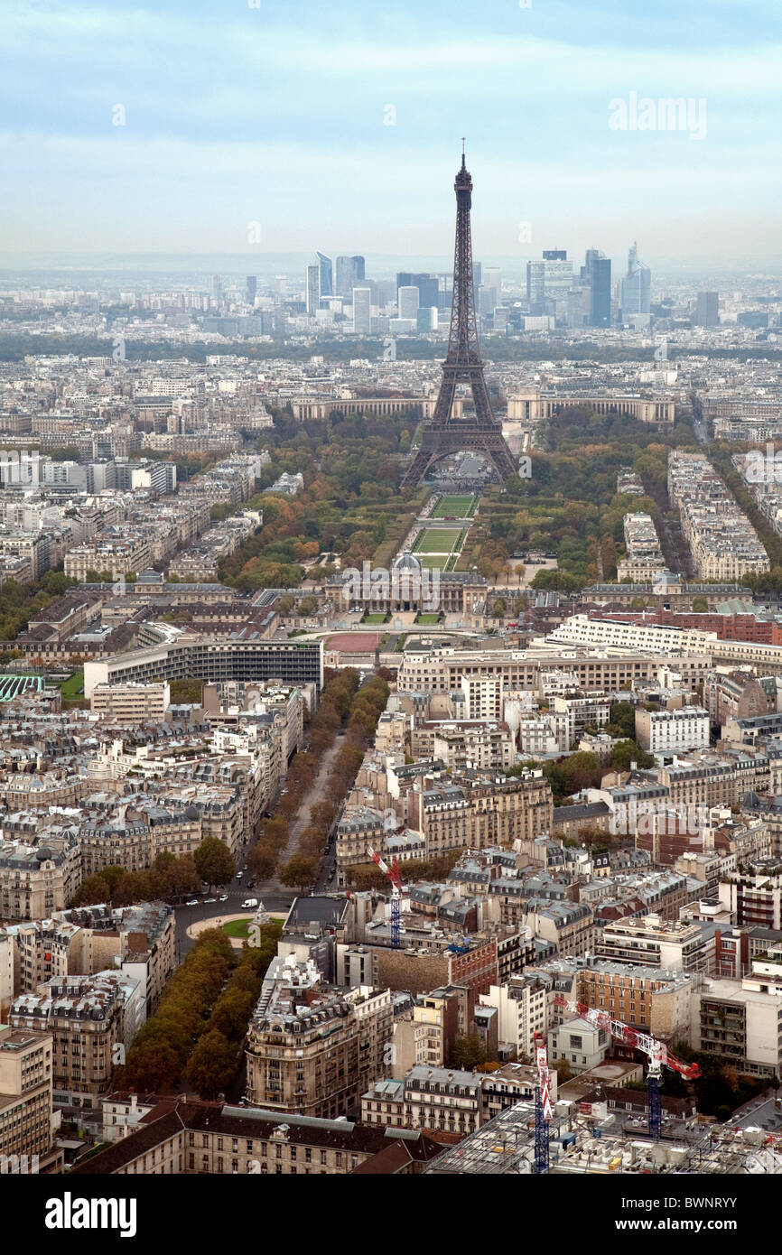 La torre Eiffel e il centro di Parigi vista dal tetto della torre di Montparnasse, Parigi Francia Foto Stock