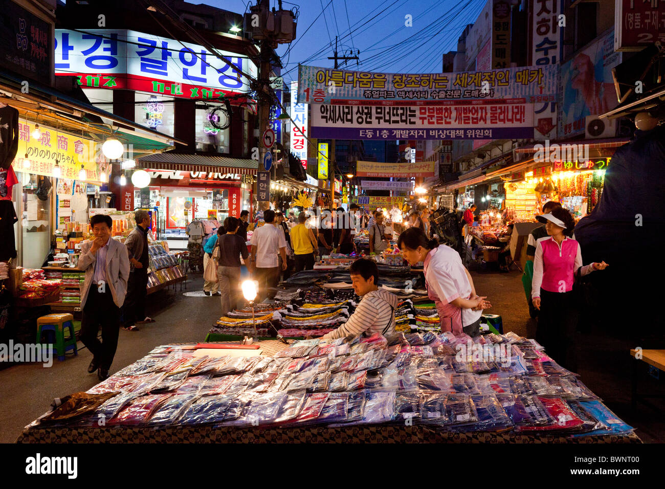 Stallholders e gli acquirenti nel mercato di Namdaemun a Seoul Corea del Sud al tramonto. JMH3860 Foto Stock