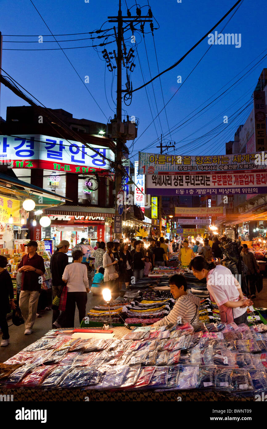 Stallholders e gli acquirenti nel mercato di Namdaemun a Seoul Corea del Sud al tramonto. JMH3861 Foto Stock