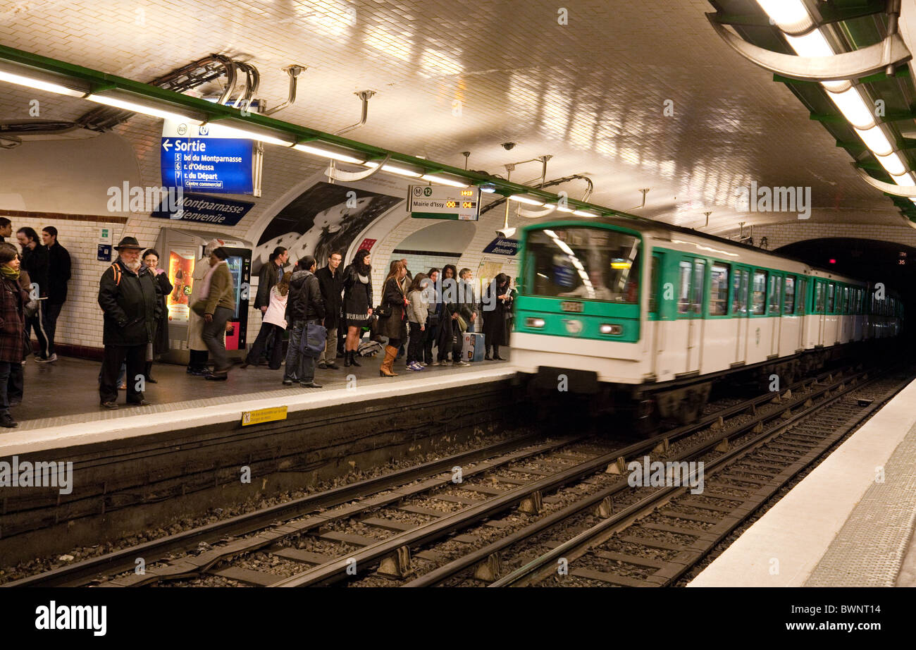 Metropolitana di Parigi in treno arrivando alla stazione di Montparnasse, Parigi Francia Foto Stock