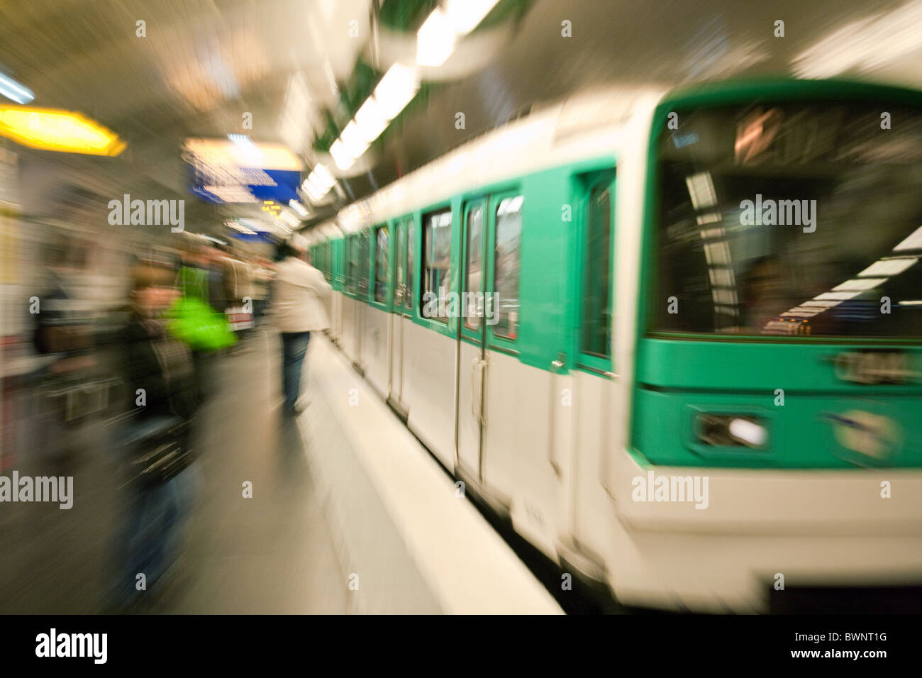 Metropolitana di Parigi in treno arrivando alla stazione di Montparnasse, con motion blur, Parigi Francia Europa Foto Stock