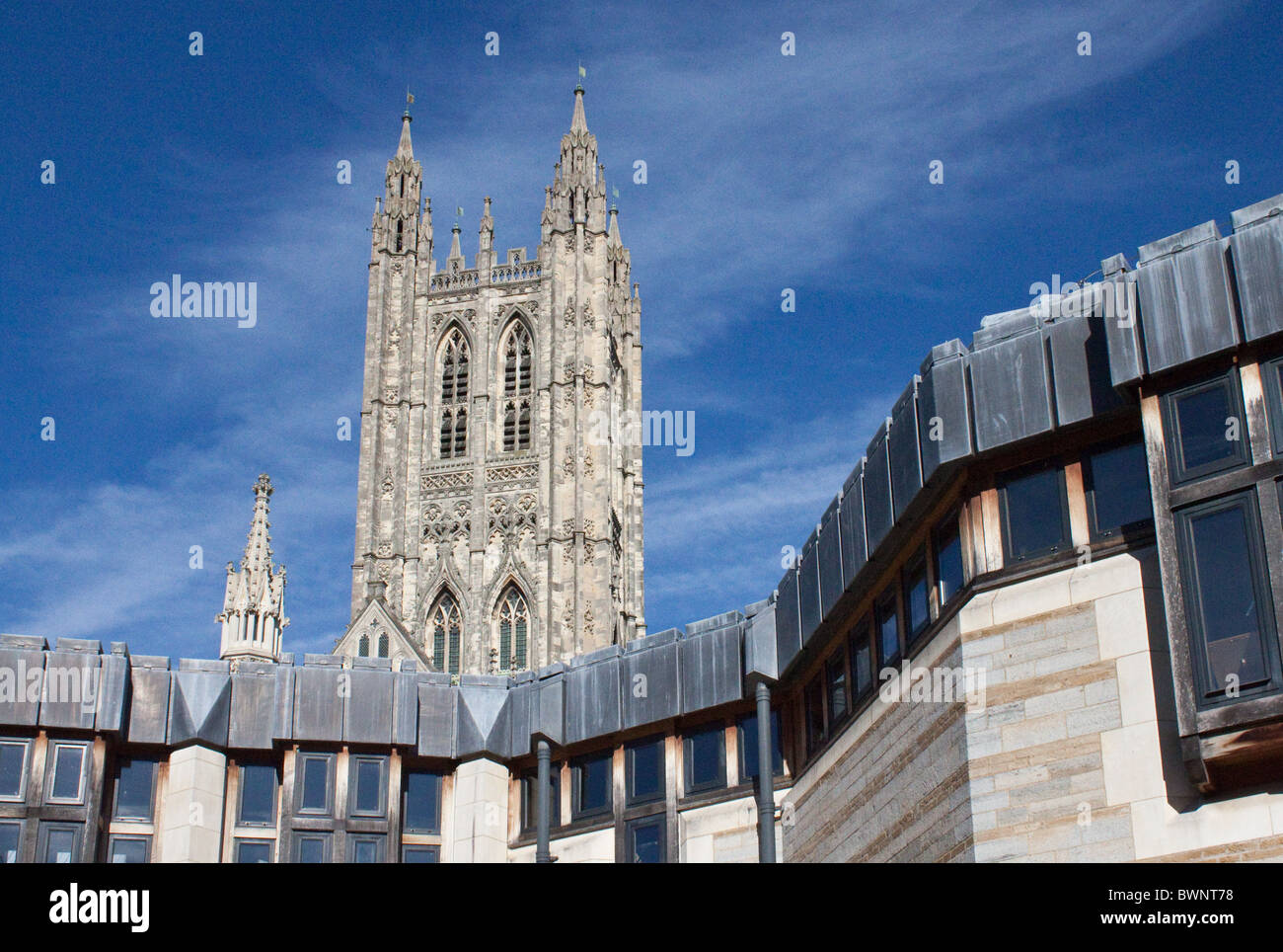 La Cattedrale di Canterbury che sovrasta il nuovo centro conferenze nell'estate del 2010 Foto Stock