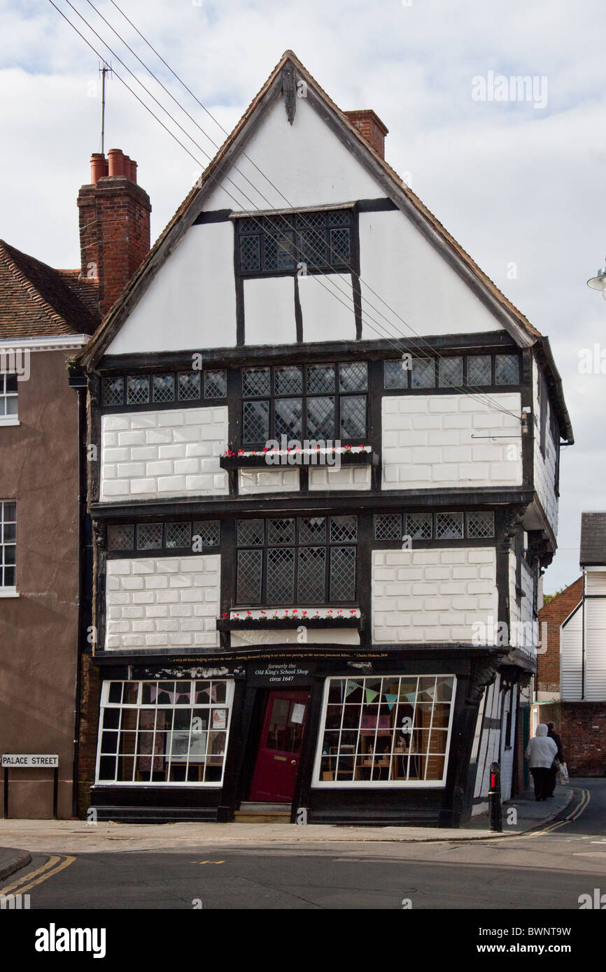 Kings School Shop con porta storta in Canterbury Foto Stock