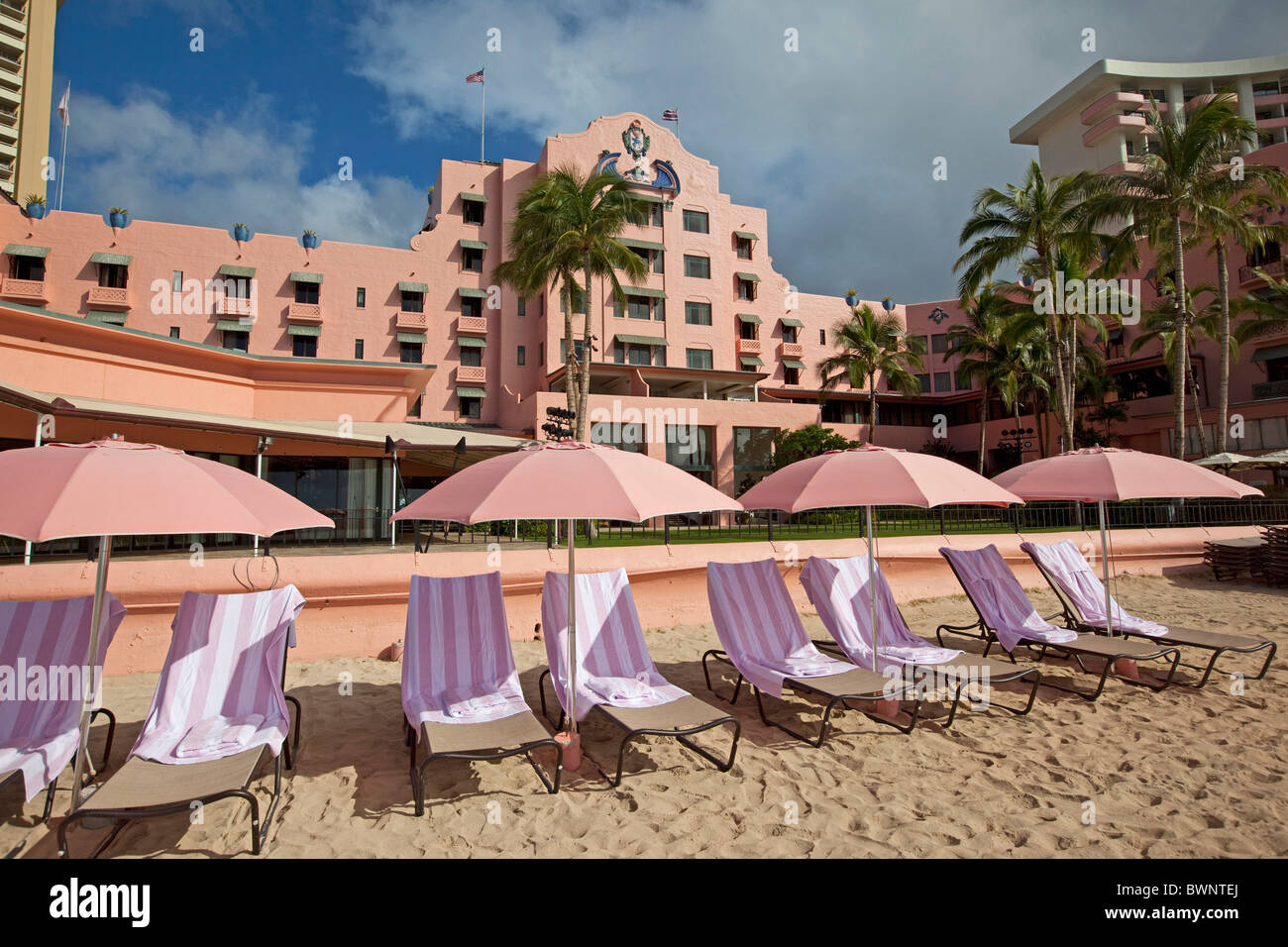 Il Royal Hawaiian Hotel, spiaggia di Waikiki, Honolulu Oahu, Hawaii Foto Stock