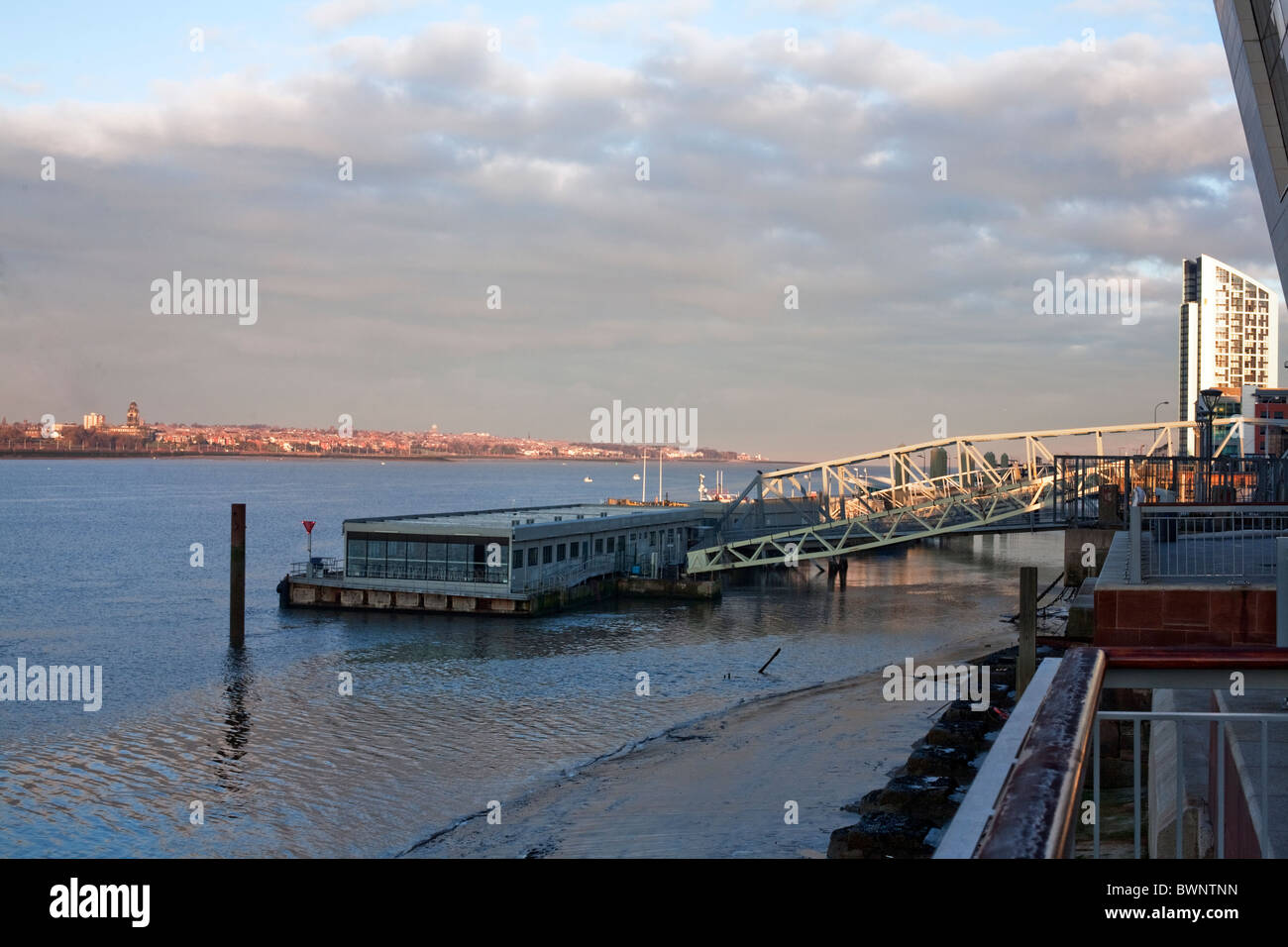 Pontile per Isola di Man traghetto al Pier Head, Liverpool con New Brighton attraverso il fiume. Foto Stock