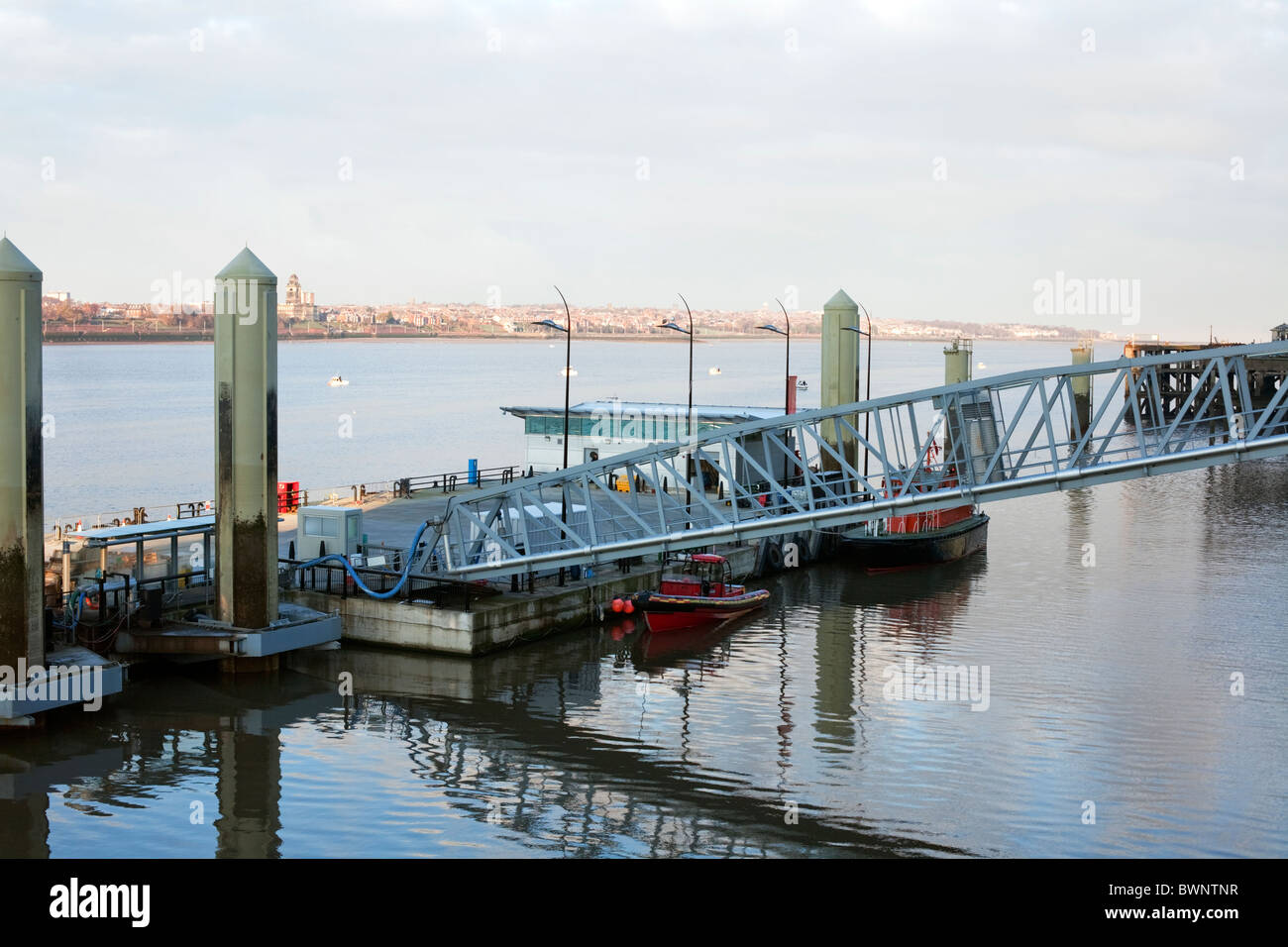 Floating imbarcadero per navi oceaniche al Pier Head, Liverpool. Foto Stock