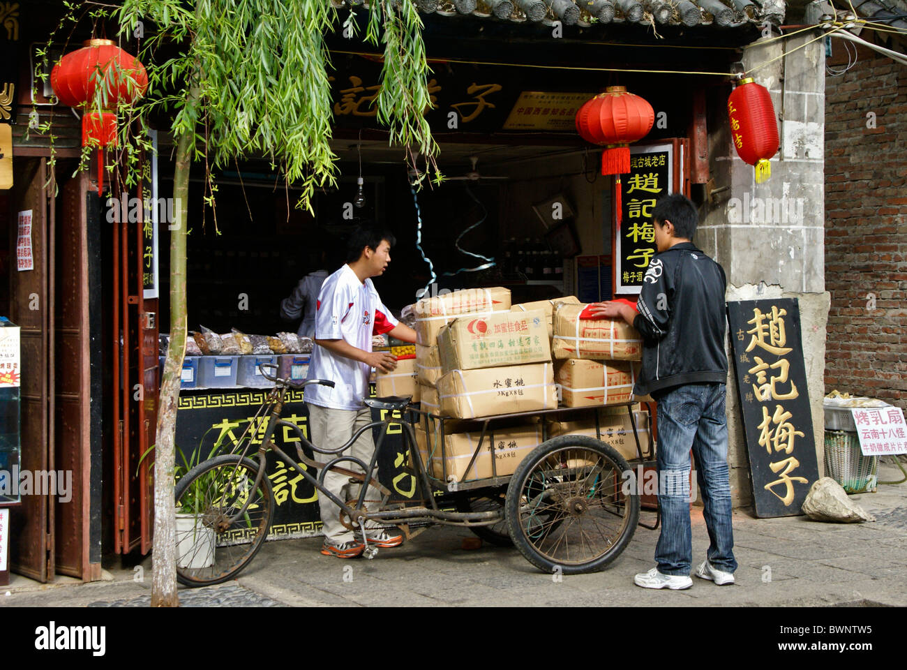 Bicicletta carrello con carico, Dali antica città, Yunnan, Cina Foto Stock