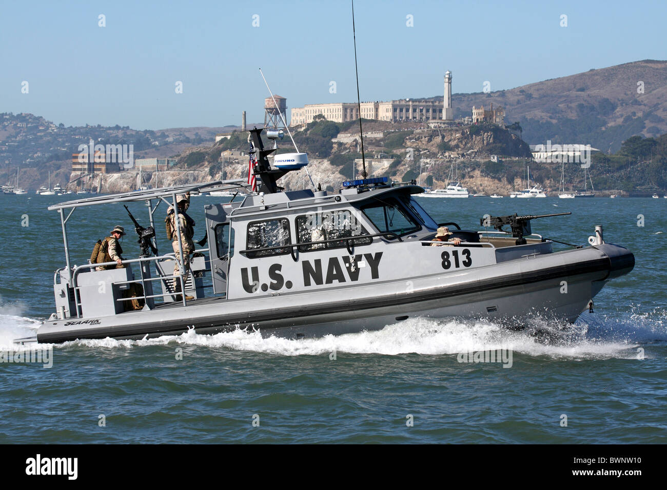 Stati Uniti Marina militare delle forze di sicurezza il pattugliamento dei San Francisco waterfront in 34 piedi Arca del mare Marina barca di sicurezza. Foto Stock