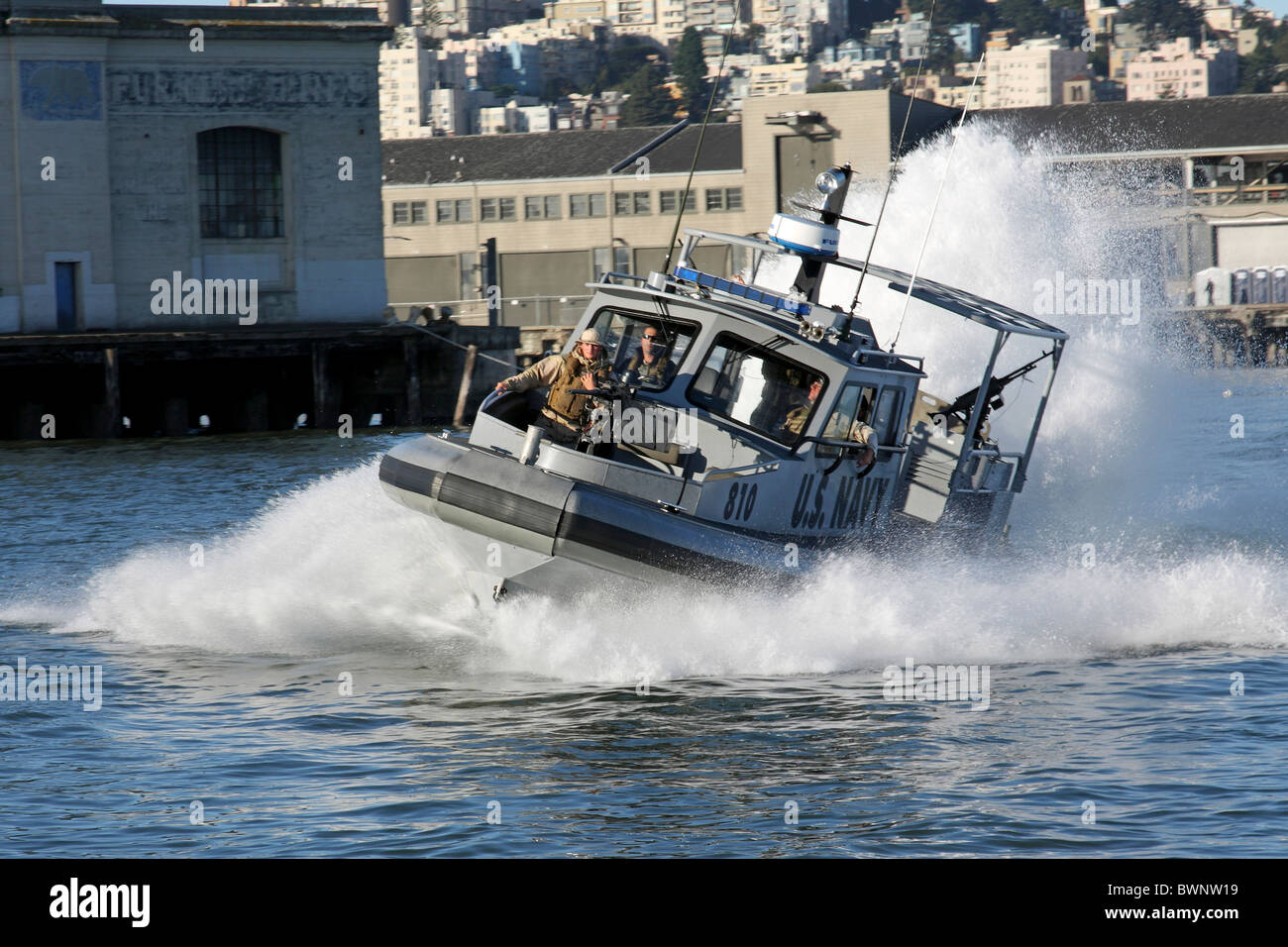 Stati Uniti Marina militare delle forze di sicurezza il pattugliamento dei San Francisco waterfront in 34 piedi Arca del mare Marina barca di sicurezza. Foto Stock