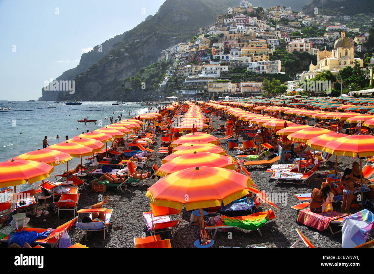Ombrelloni da spiaggia Positano Italia Foto stock - Alamy