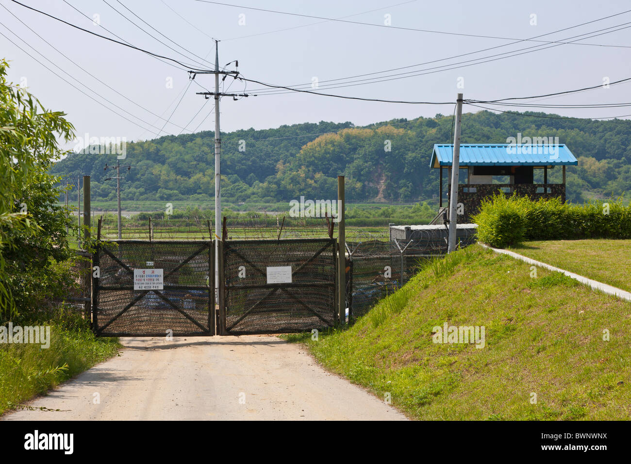 Posto di guardia lungo il fiume Imjim DMZ, Demilitarized Zone, la Corea del Sud. JMH3820 Foto Stock