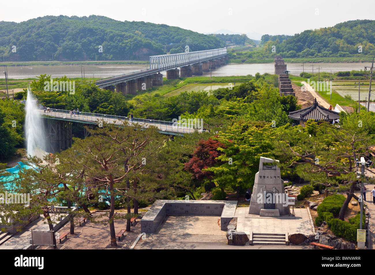 La vecchia e la nuova libertà per i ponti ferroviari oltre il Fiume Imjin tra Corea del Nord e Corea del Sud, DMZ Demilitarized Zone, la Corea del Sud. JMH3828 Foto Stock