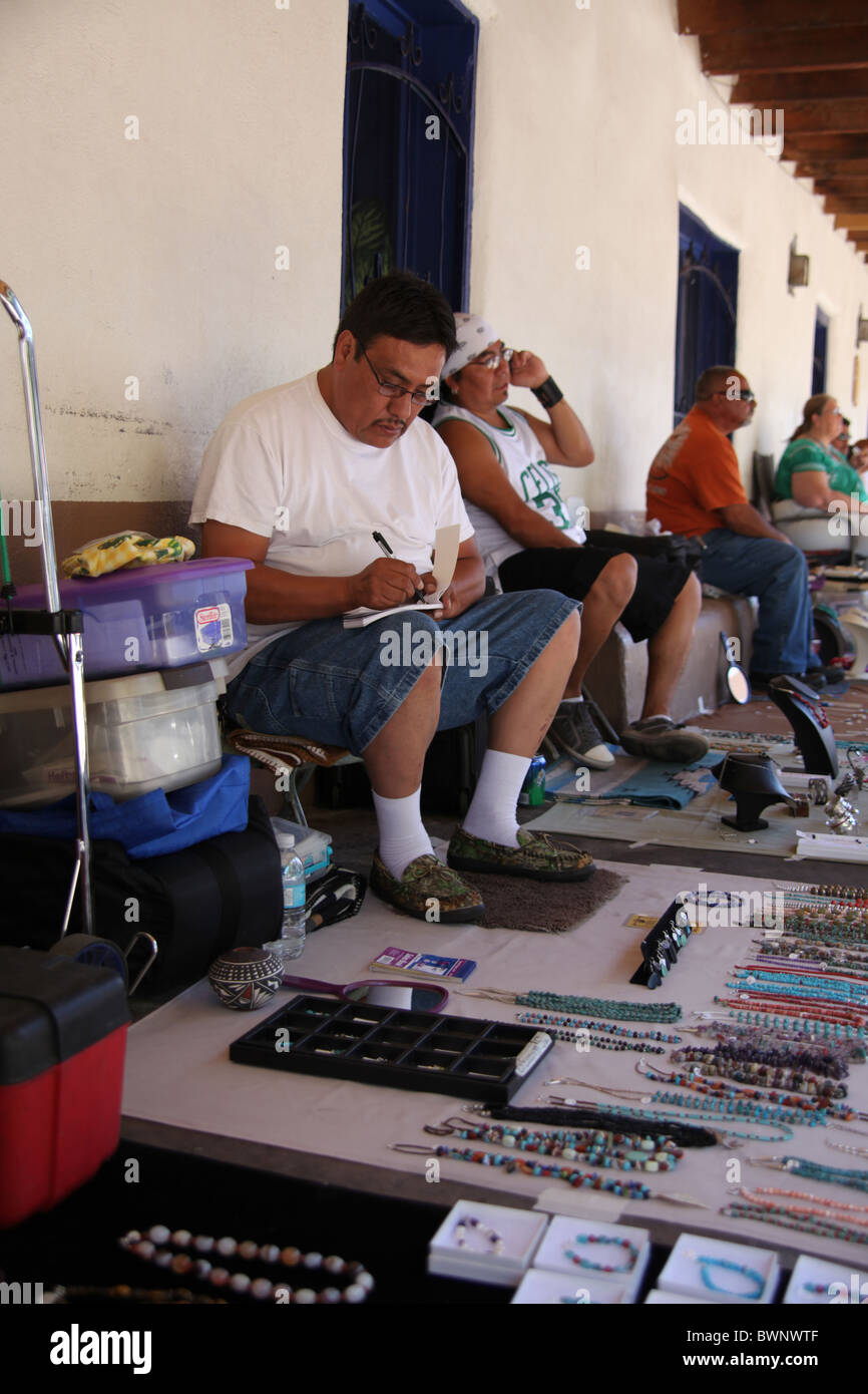 Nativi americani venditore di gioielli iscritto ricevuta per acquirente, Città Vecchia Indian Trading Post di Albuquerque, Nuovo Messico, 17 giugno 2010 Foto Stock