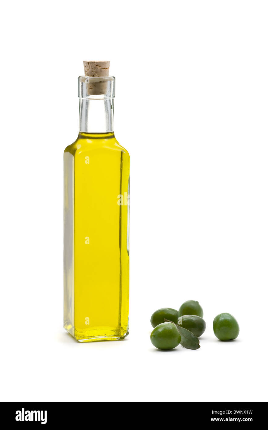 Bottiglia di olio di oliva con olive nere su sfondo bianco Foto Stock