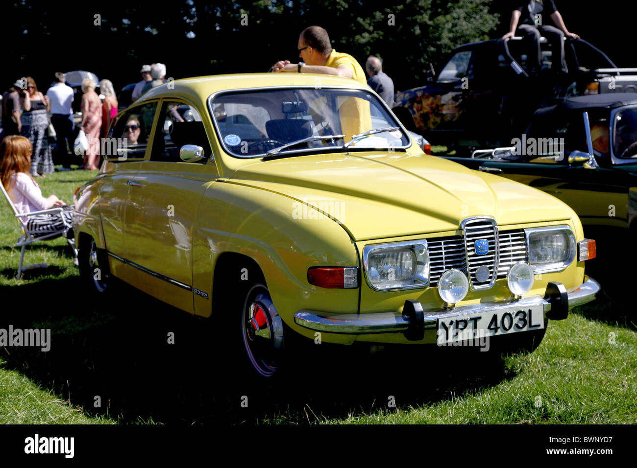 Giallo SAAB 96 CLASSIC CAR STAINDROP YORKSHIRE RABY CASTLE STAINDROP NORTH YORKSHIRE STAINDROP North Yorkshire 22 Agosto 2010 Foto Stock