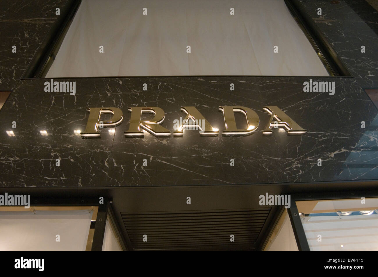 Prada abiti firmati shop negozi outlet logo logo branding del marchio  oggetto di lusso elementi Foto stock - Alamy