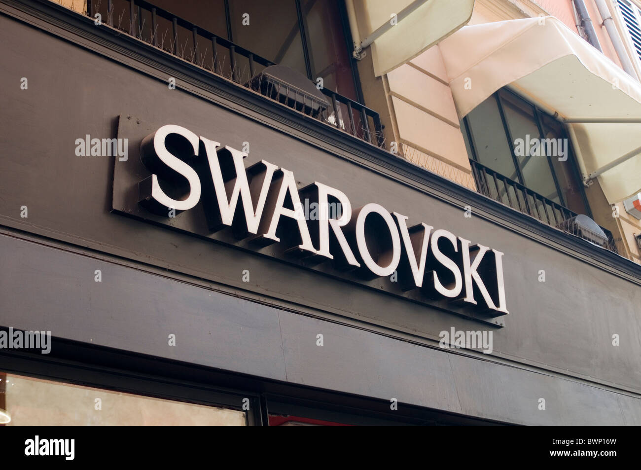 Il cristallo Swarovski cristalli shop negozi outlet logo logo branding del marchio oggetto di lusso elementi Foto Stock