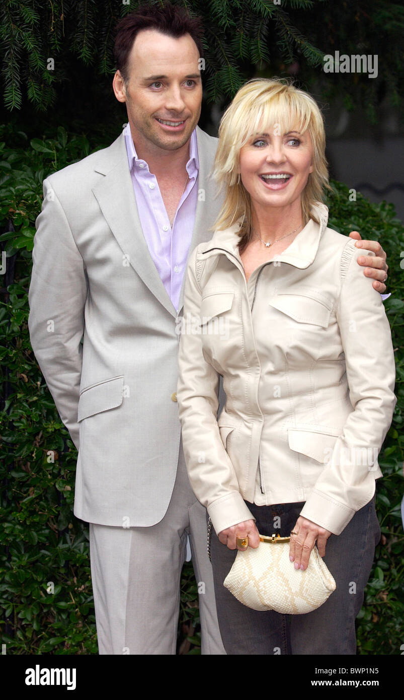 Cantante e attrice Lulu e David arredare unire altre celebrità per una festa in piazza Carlyle nel quartiere alla moda di Chelsea. Foto Stock