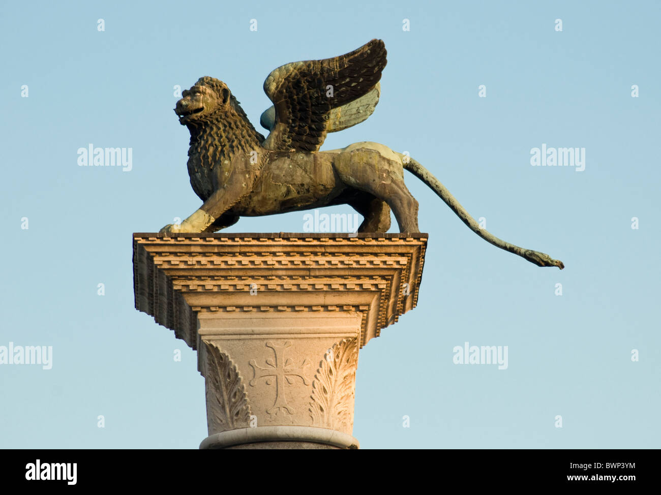 Capitale della colonna con il leone alato di San Marco, simbolo di Venezia il patrono, Piazzetta San Marco (St. Marco), Venezia, Italia Foto Stock