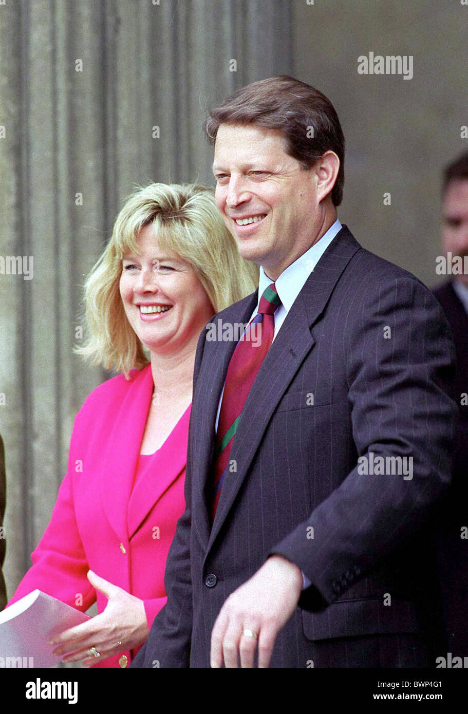 Noi vice presidente Al Gore & moglie cassone in un servizio per il 50esimo anniversario del giorno ve, vittoria in Europa, A ST. PAUL'S, Londra Foto Stock