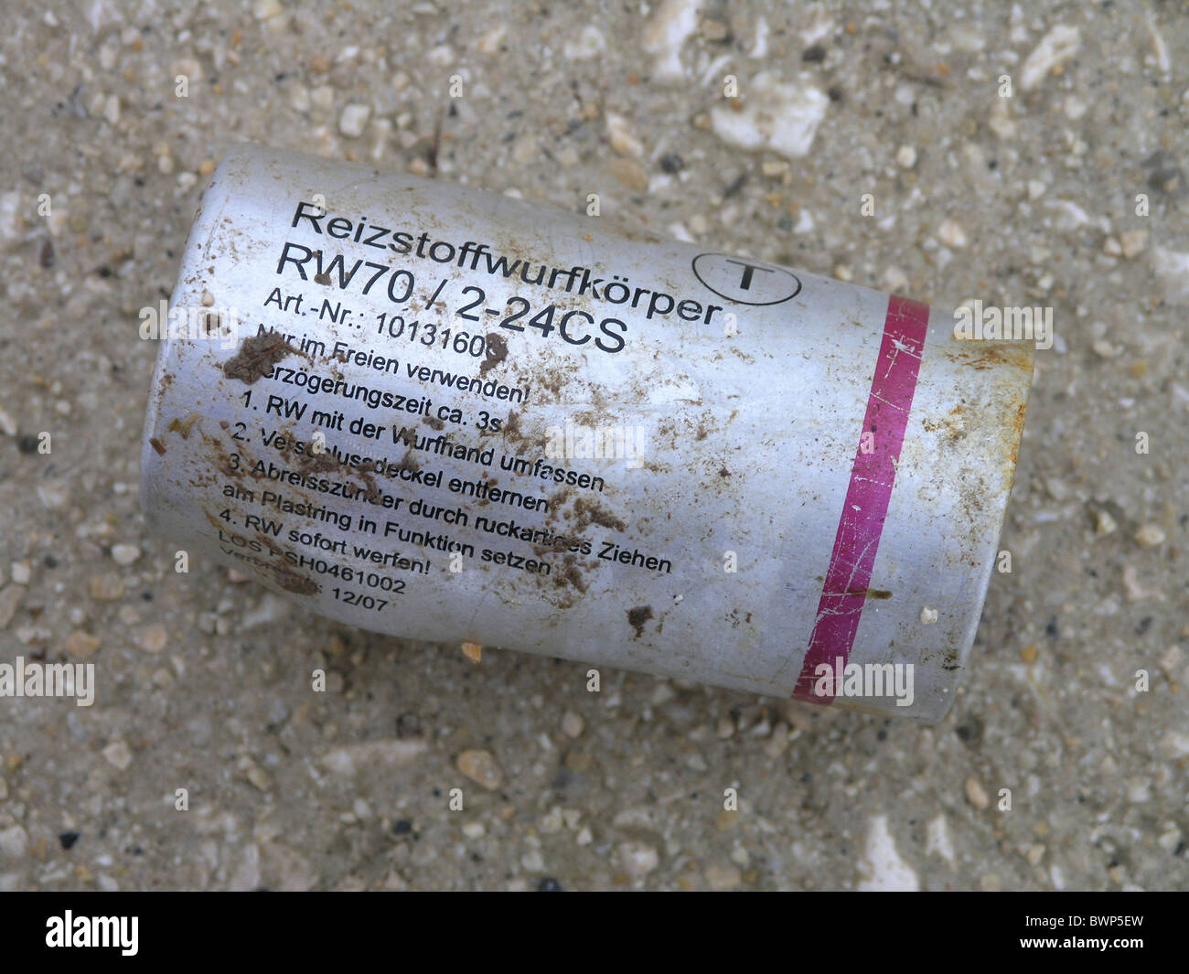 Ingranaggio di tumulto CS gas-gas lacrimogeni Lachrymator gas lacrimogeno arma Manifestazione anti aggressione della Polizia Antisommossa buttare agente Foto Stock