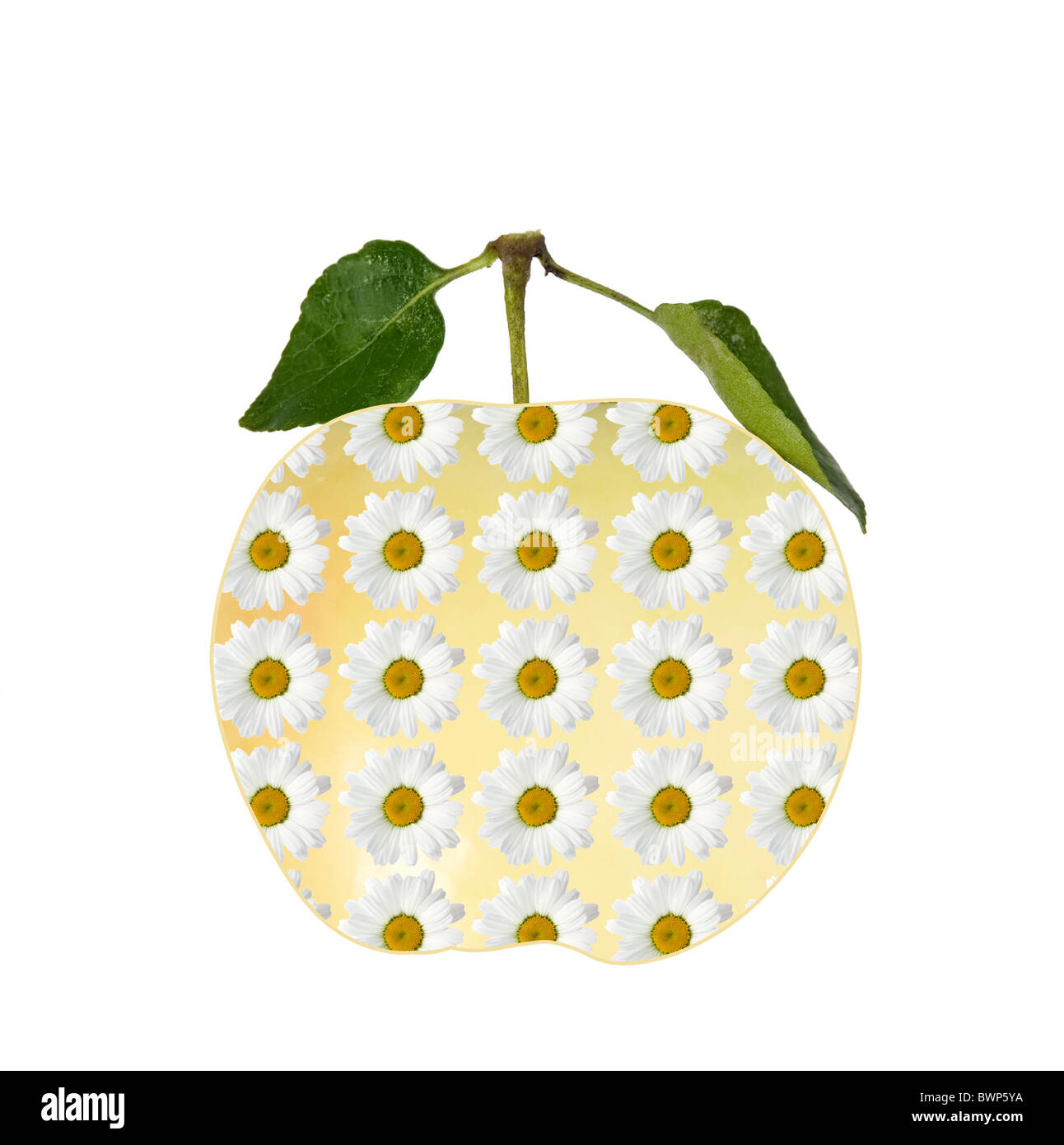 Vi è gustosissima mela gialla con due foglie verdi su sfondo bianco Foto Stock