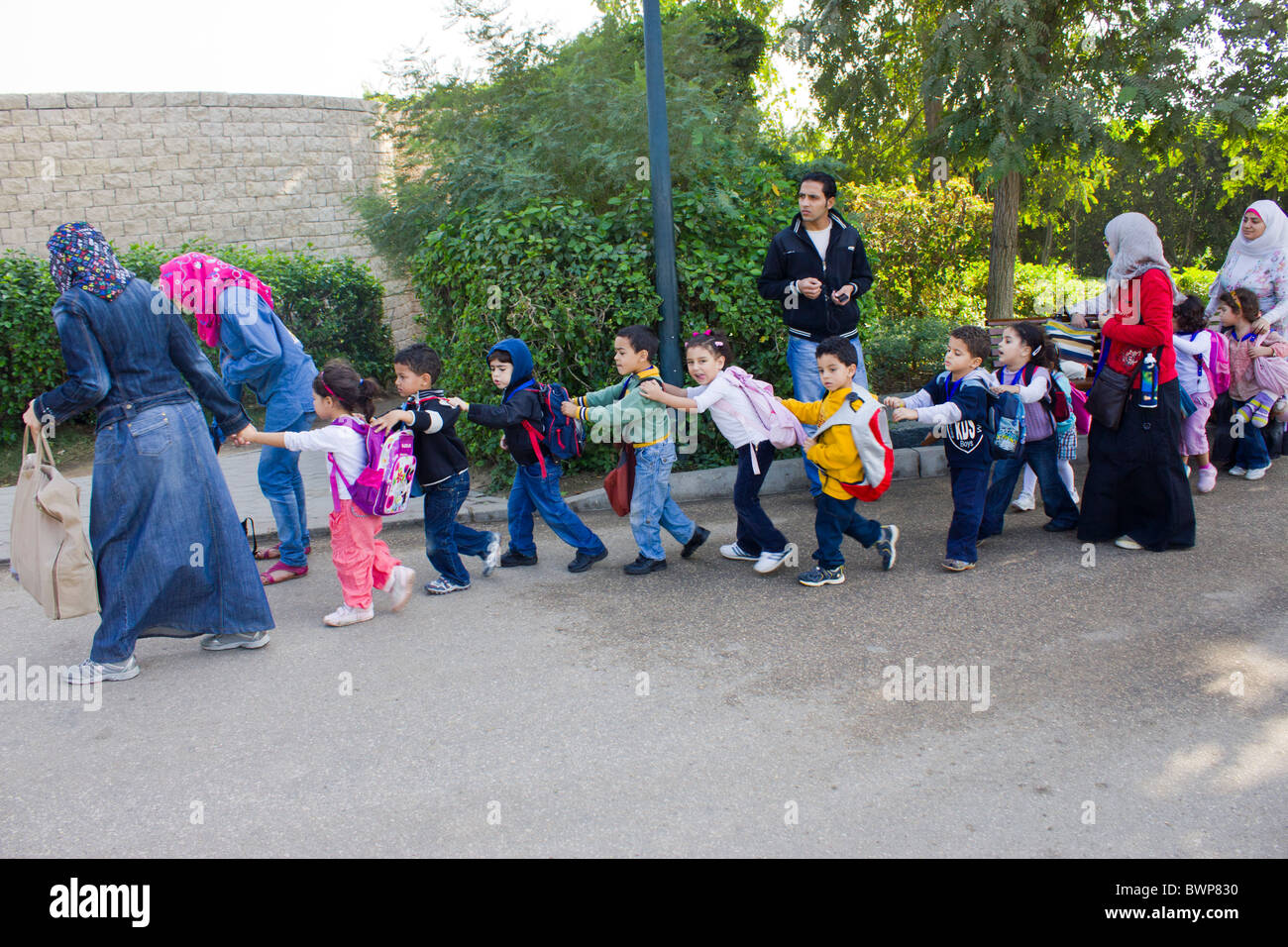 Bambini con gli insegnanti sulla gita al parco Al-Azhar al Cairo, Egitto Foto Stock