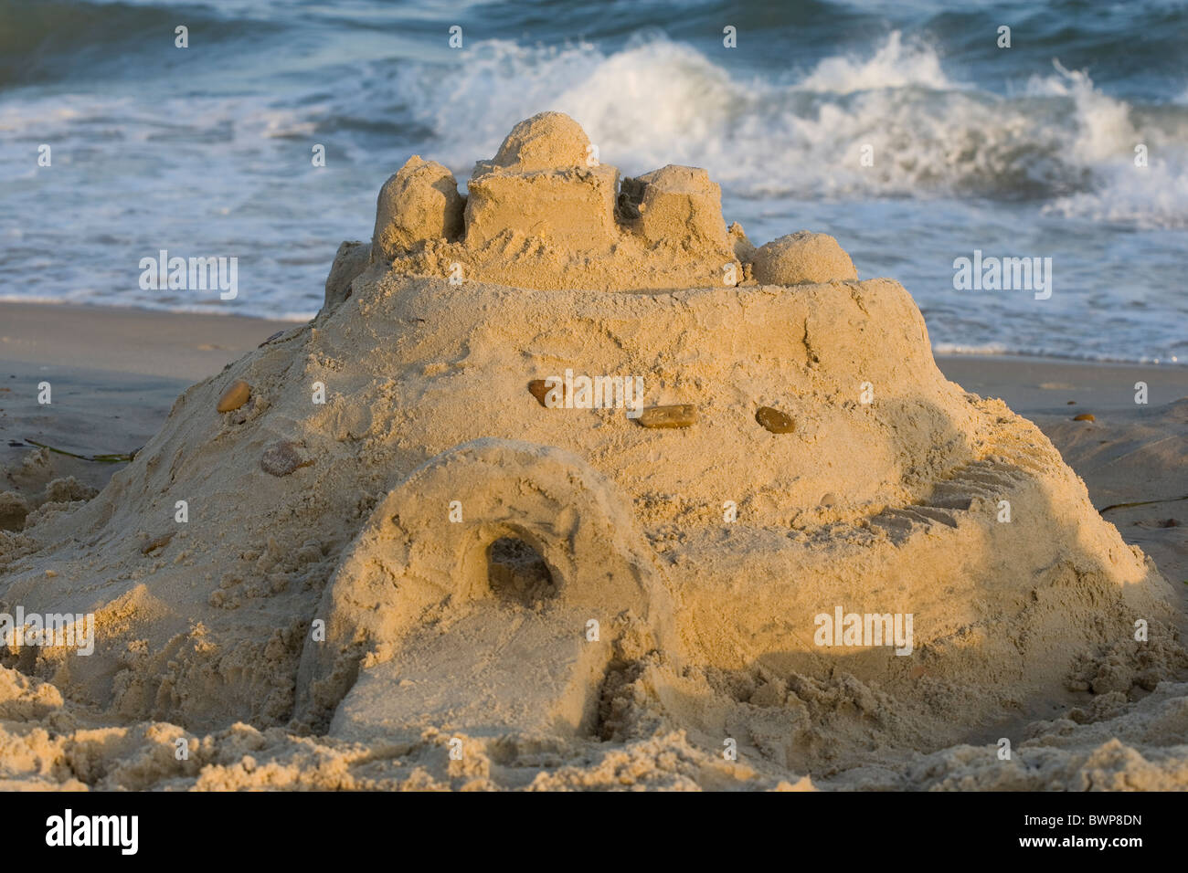 Sandcastle su una spiaggia Foto Stock