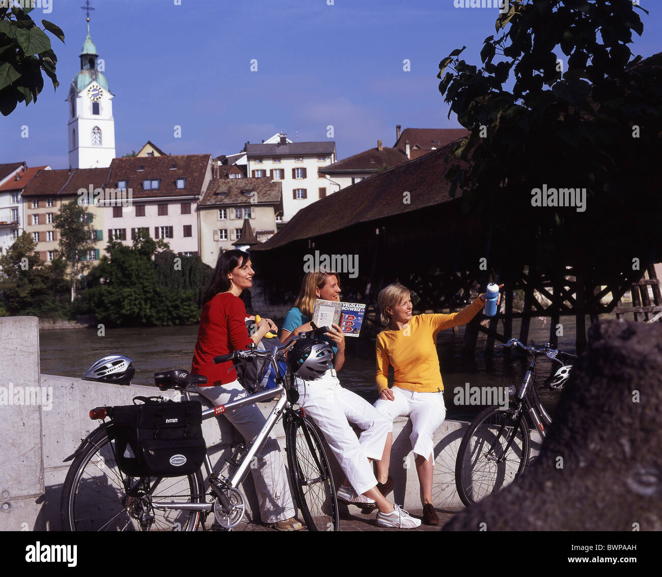 Svizzera Europa città di Olten storico fiume Aare tre donne fidanzate gruppo Noleggio Biciclette Bicyclin Foto Stock