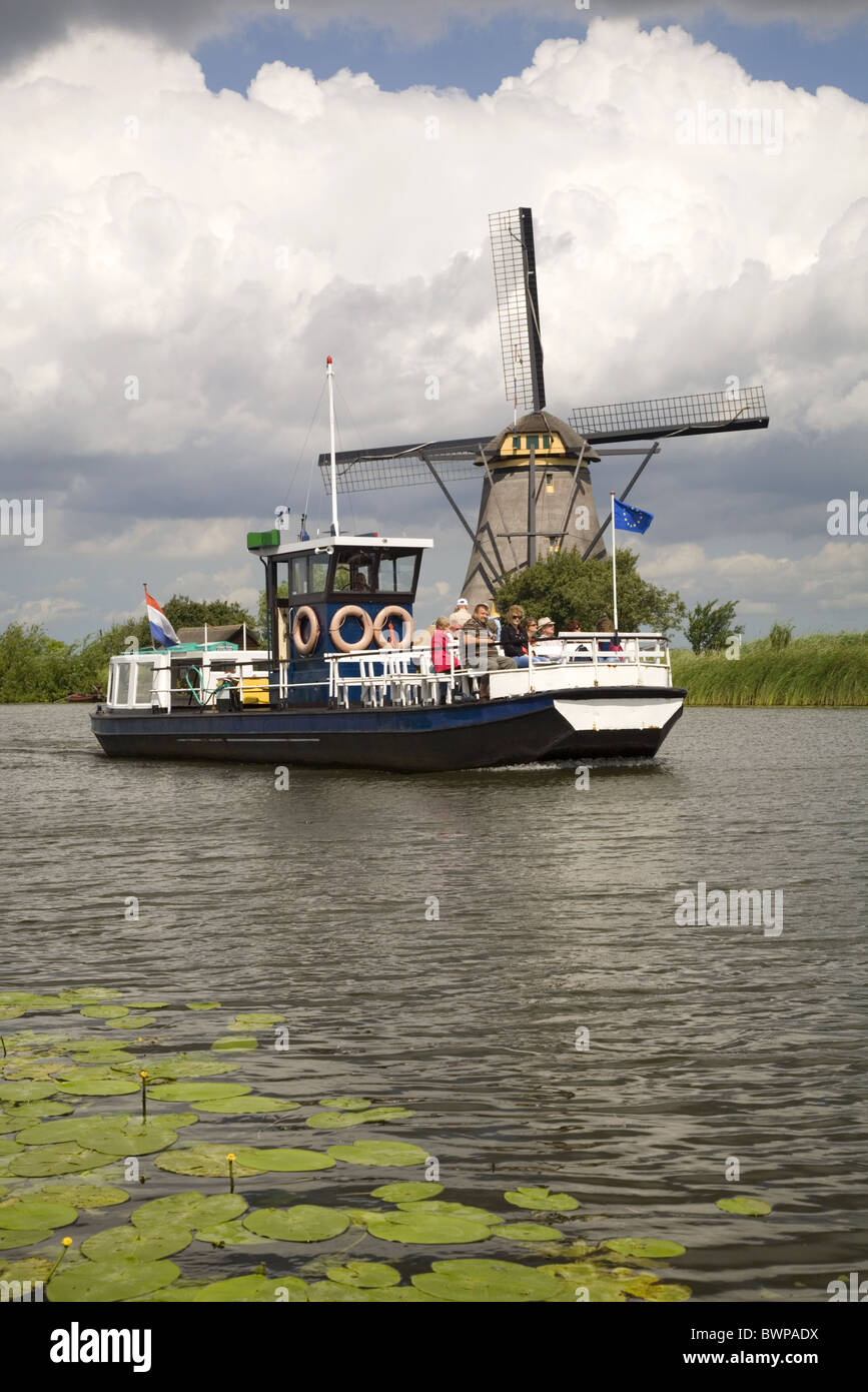 Il mulino a vento e round trip barca del sito Patrimonio Mondiale dell'Unesco Kinderdijk, Alblasserwaard, South-Holland, Paesi Bassi Foto Stock