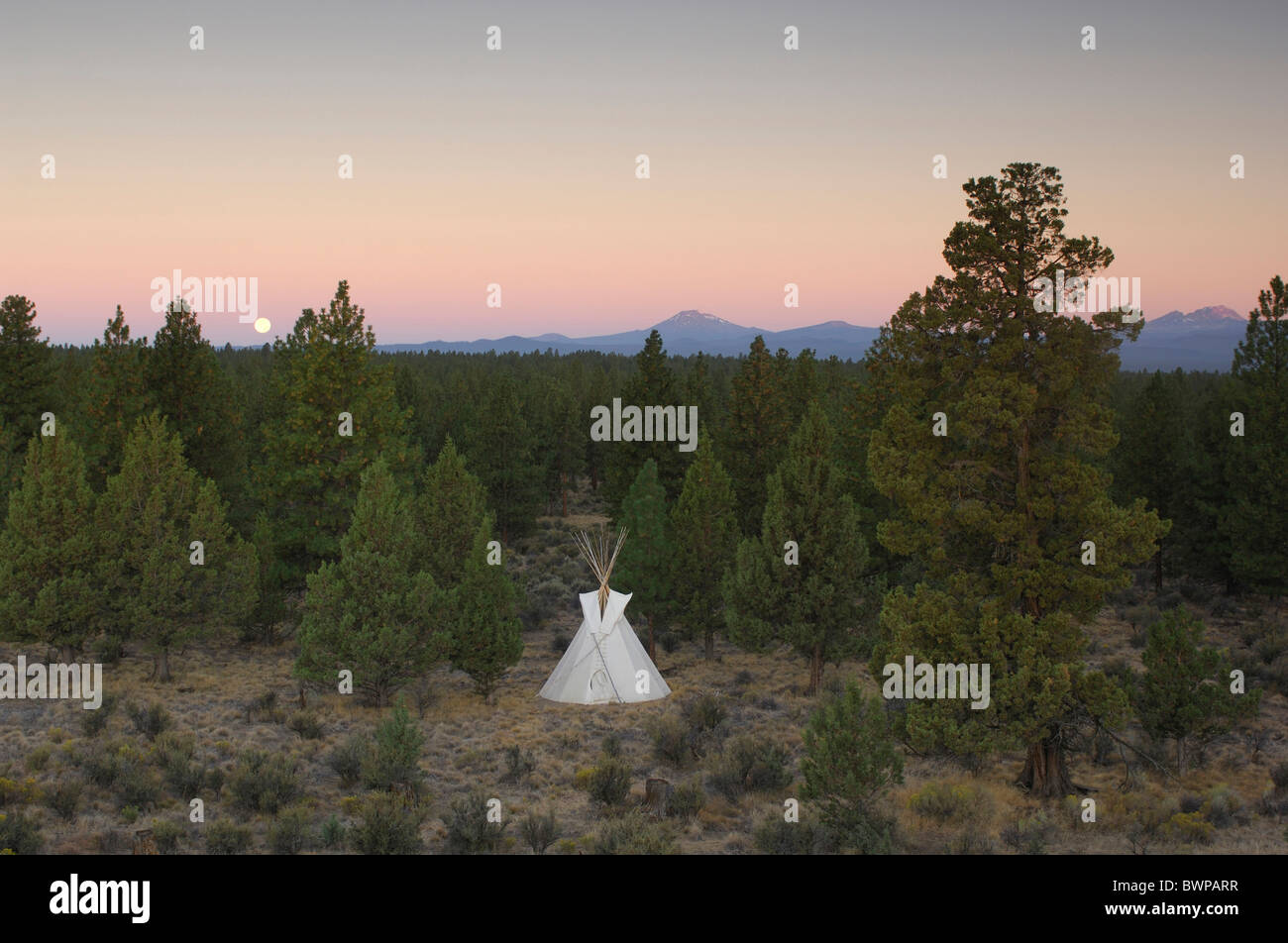 USA America Stati Uniti nord america Oregon tende Tepee Rancho Las Hierbas piega centrale teepee Oregon tenda coni Foto Stock
