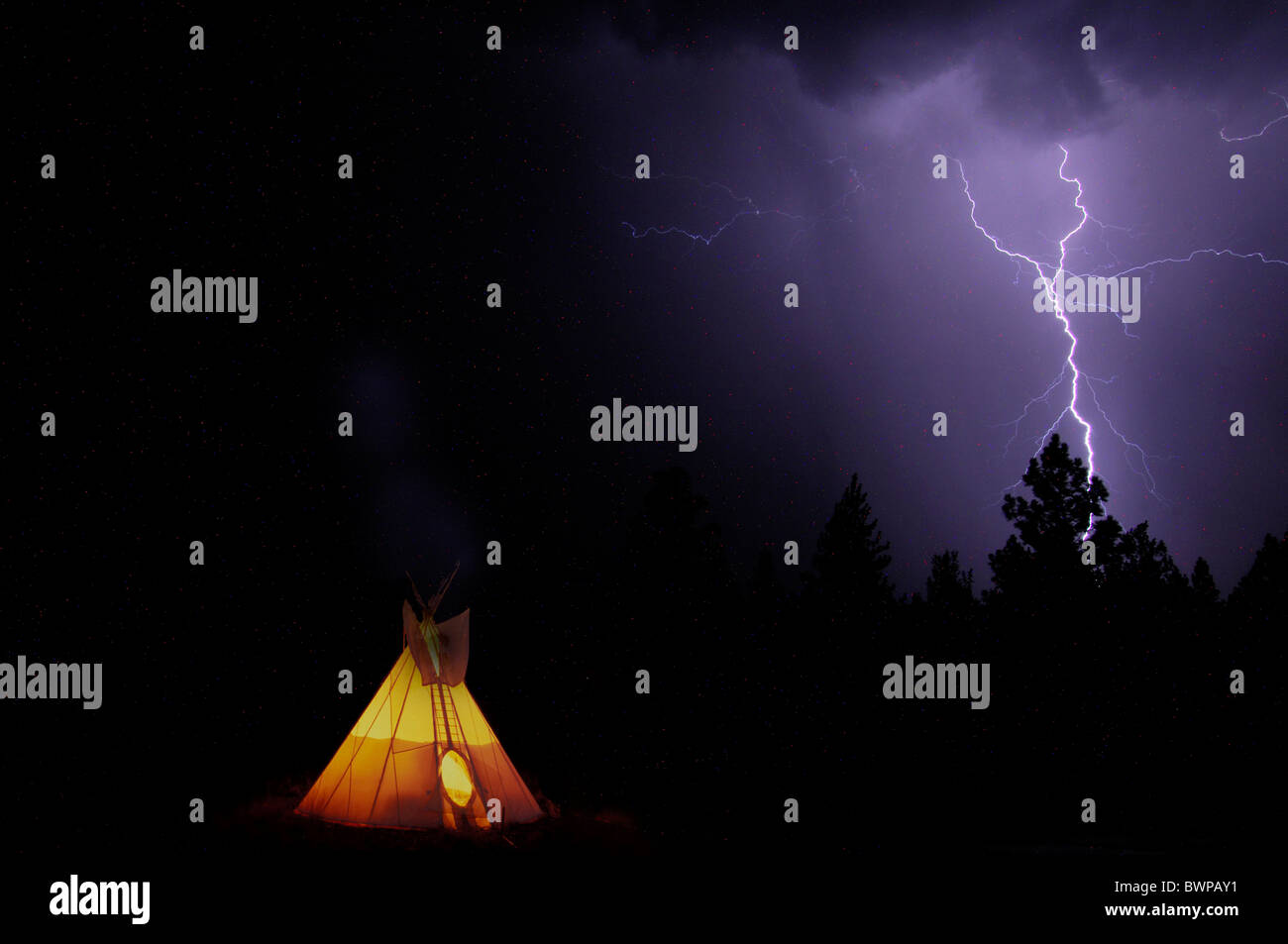 USA America Stati Uniti nord america Oregon tende Tepee Rancho Las Hierbas piega centrale teepee Oregon tenda coni Foto Stock