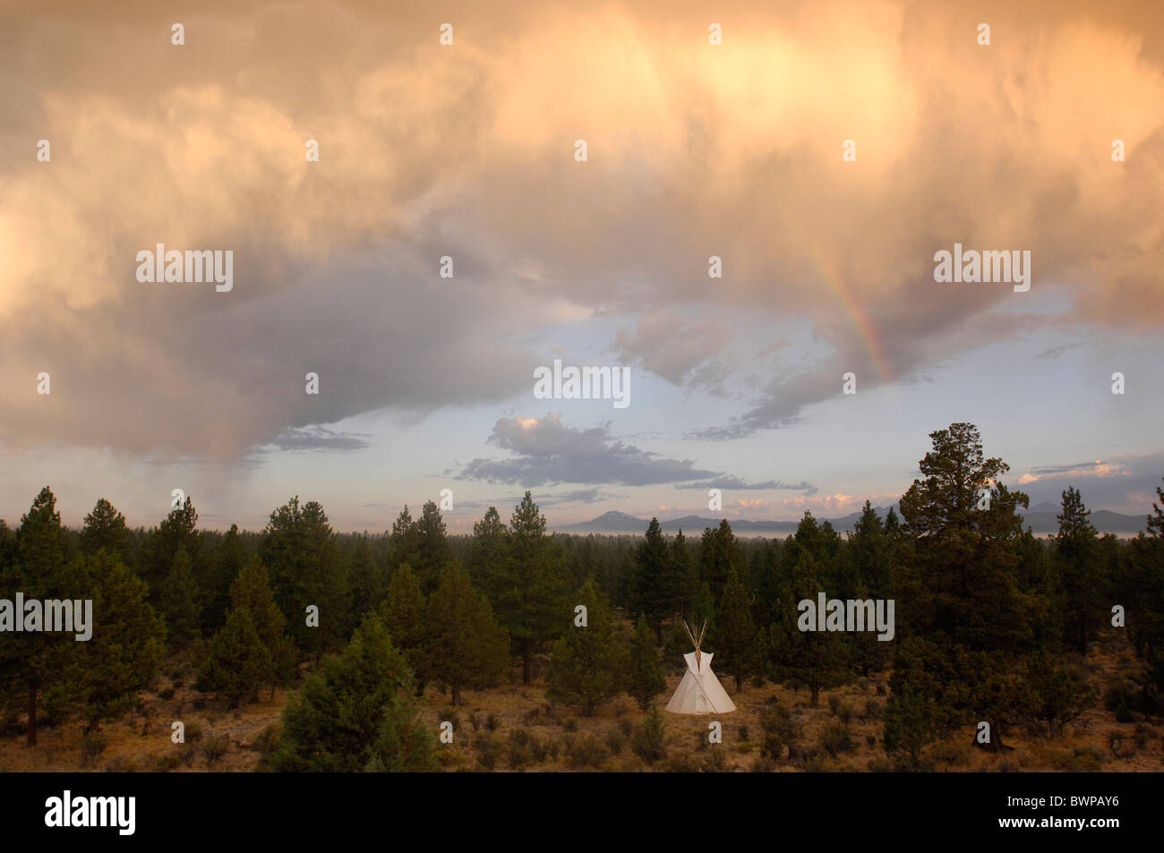 USA America Stati Uniti nord america Oregon tende Tepee Rancho Las Hierbas piega centrale teepee Oregon tenda coni Foto Stock