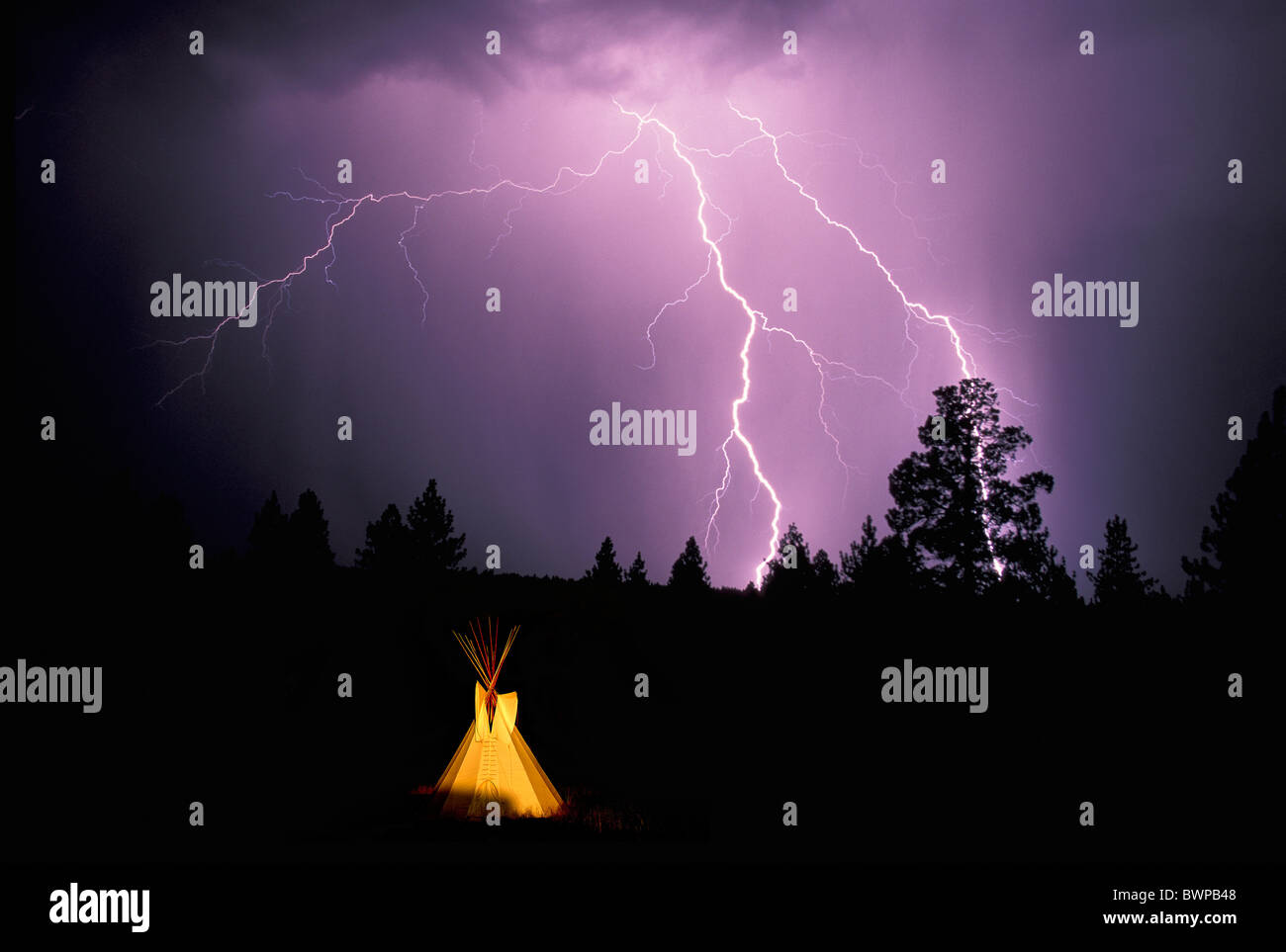 USA America Stati Uniti nord america Oregon tende Tepee Rancho Las Hierbas piega centrale teepee Oregon tenda coni Foto Stock