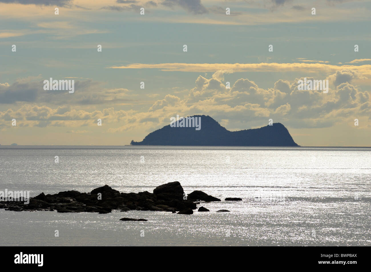 Isola di Satang in silhouette sul Mare della Cina del Sud, Sarawak, Malaysia, in Asia. Vista da Damai Beach. Foto Stock