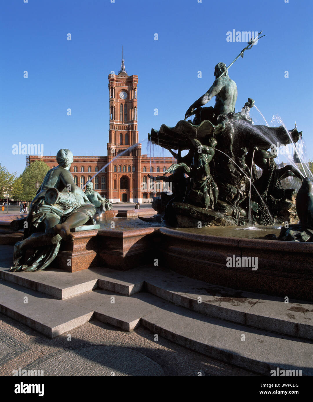 Germania Europa Berlino quartiere Nikolai Rotes Rathaus Neptun bene bene la figura spring City Town Hall Foto Stock