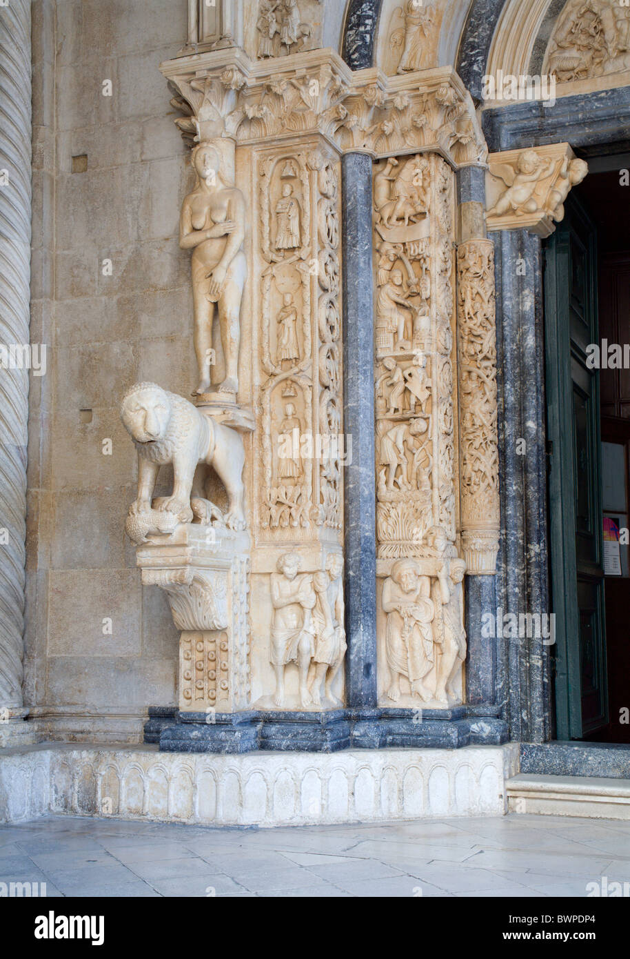 Trogir - portale della cattedrale Foto Stock
