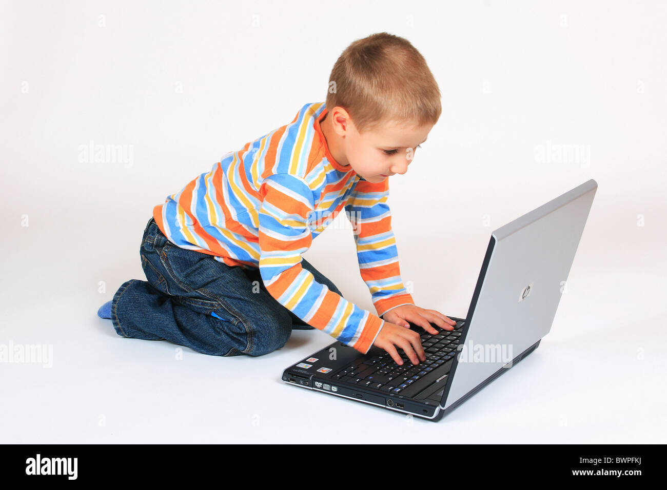 Ragazzo di 4 anni vecchio portatile Notebook Computer Bambini Bambino Learning Educazione scuola navigando in Internet Foto Stock