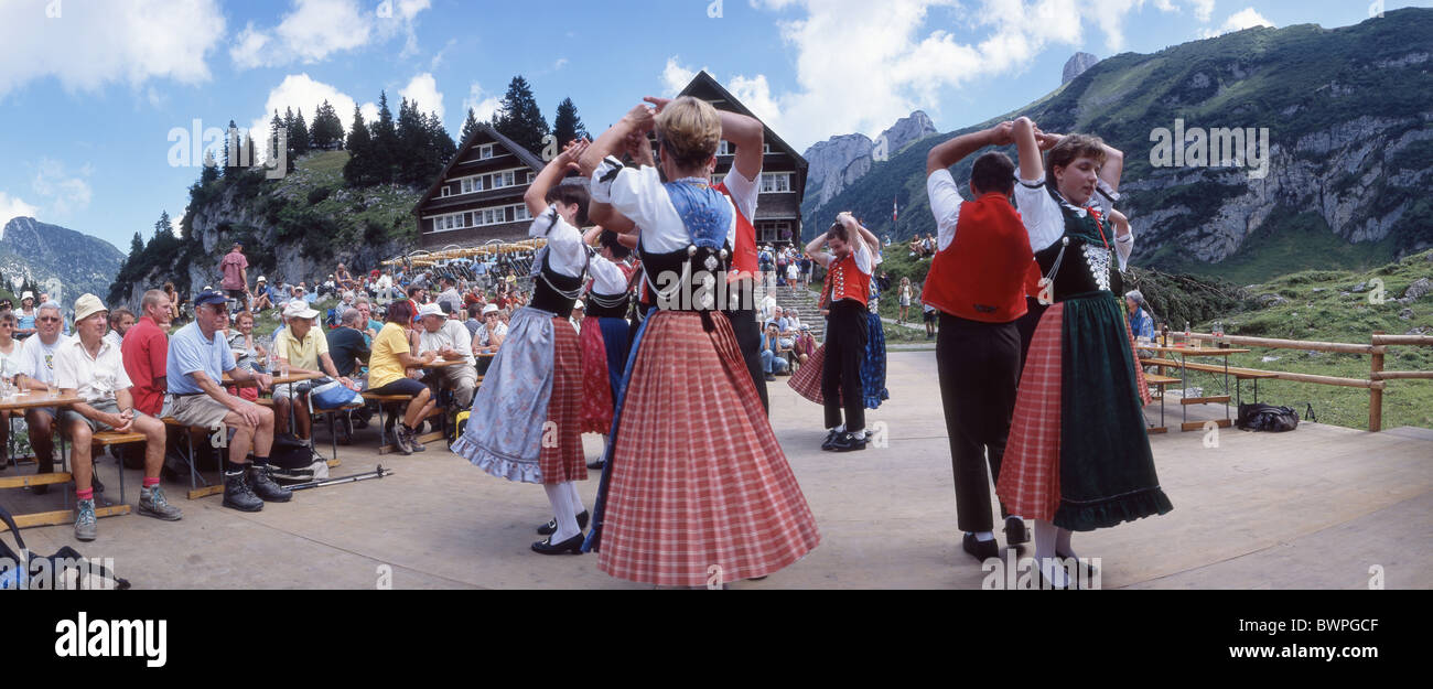 Svizzera Europa Folklore costumi tradizionali Festival Lago Falensee Falen Alpstein montagne Alpstubete B Foto Stock